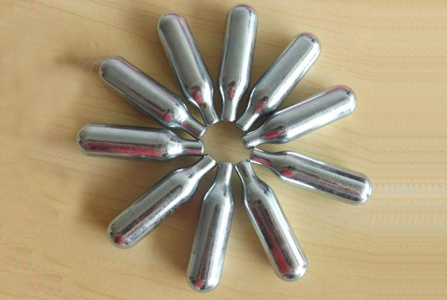 環保碳氫清洗劑除鋼瓶上炭灰（huī）案例（lì）