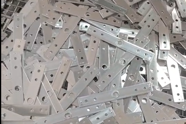 《高閃點（diǎn）碳氫清洗劑：工（gōng）業清潔的專業之選》